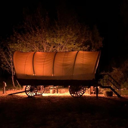 Cozy Wild West Covered Wagon Next To River Grants Pass Extérieur photo