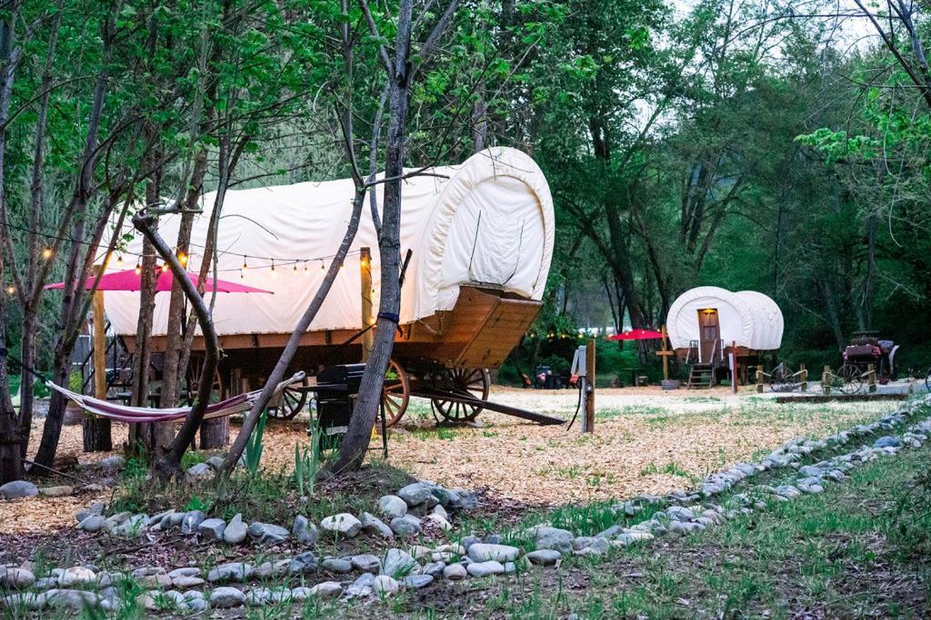 Cozy Wild West Covered Wagon Next To River Grants Pass Extérieur photo