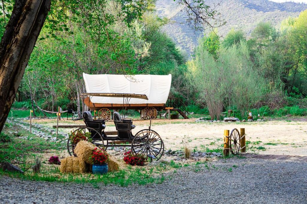 Cozy Wild West Covered Wagon Next To River Grants Pass Extérieur photo