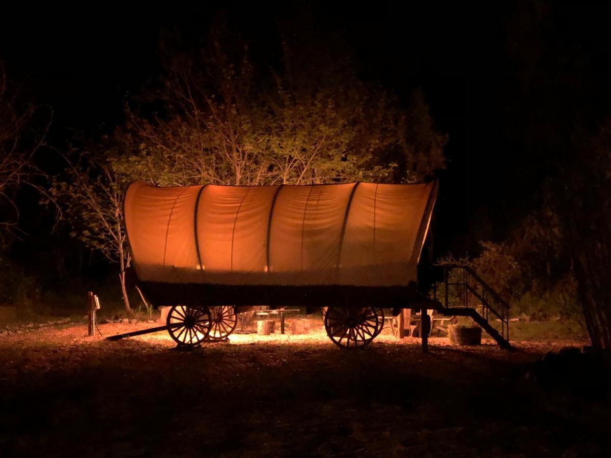 Cozy Wild West Covered Wagon Next To River Grants Pass Extérieur photo