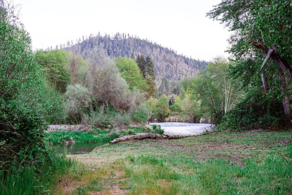 Cozy Wild West Covered Wagon Next To River Grants Pass Extérieur photo
