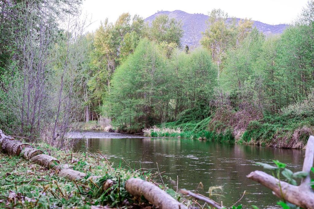 Cozy Wild West Covered Wagon Next To River Grants Pass Extérieur photo