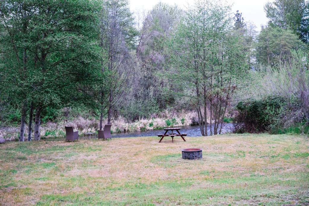 Cozy Wild West Covered Wagon Next To River Grants Pass Extérieur photo