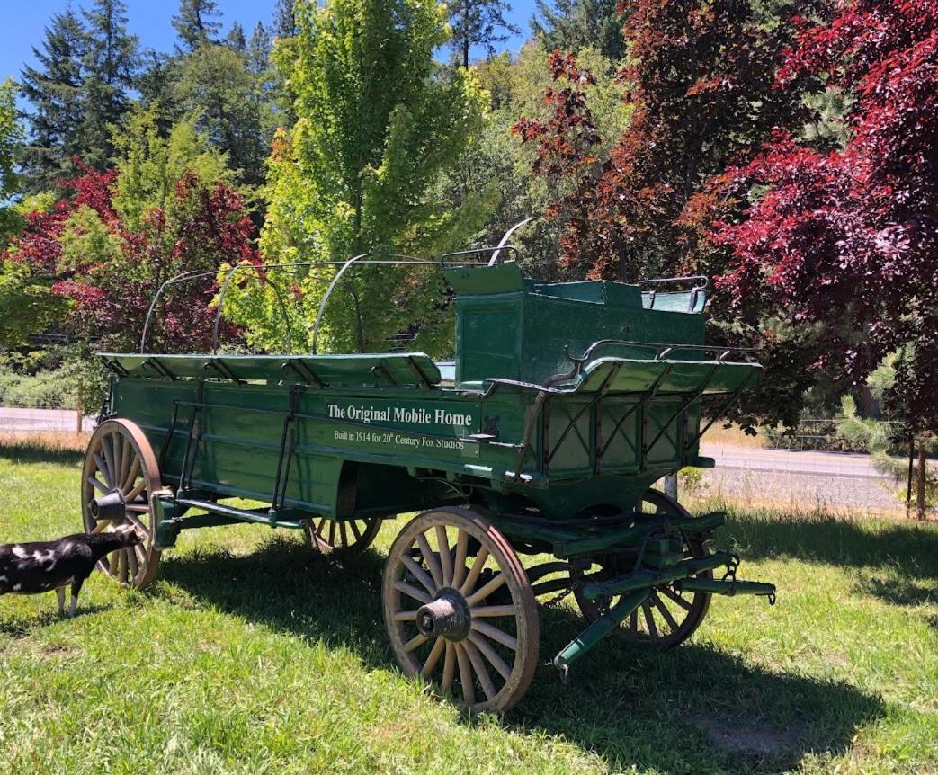 Cozy Wild West Covered Wagon Next To River Grants Pass Extérieur photo