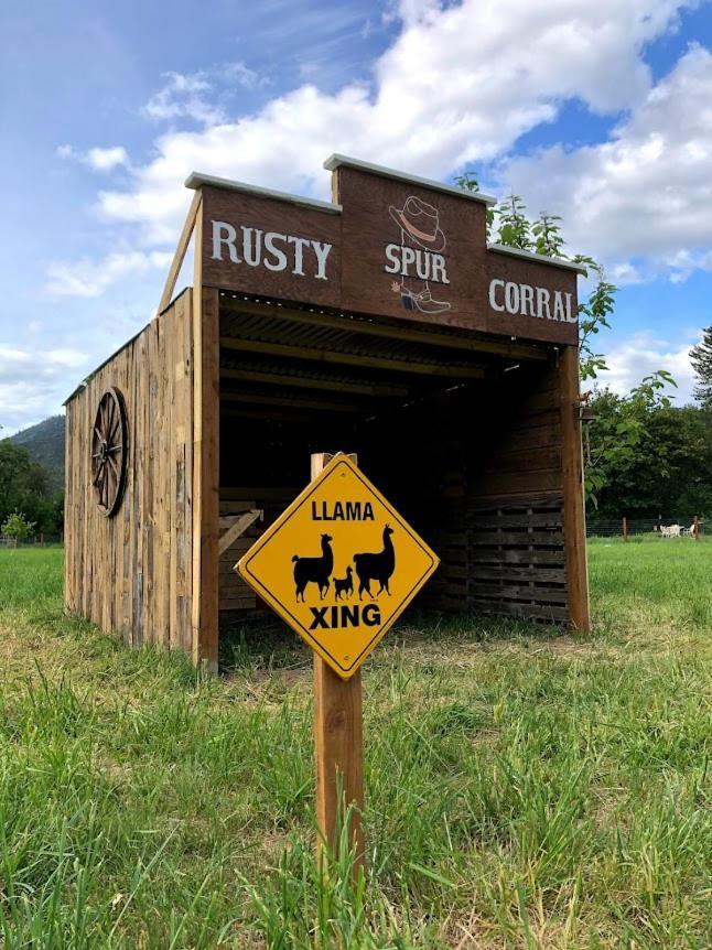 Cozy Wild West Covered Wagon Next To River Grants Pass Extérieur photo