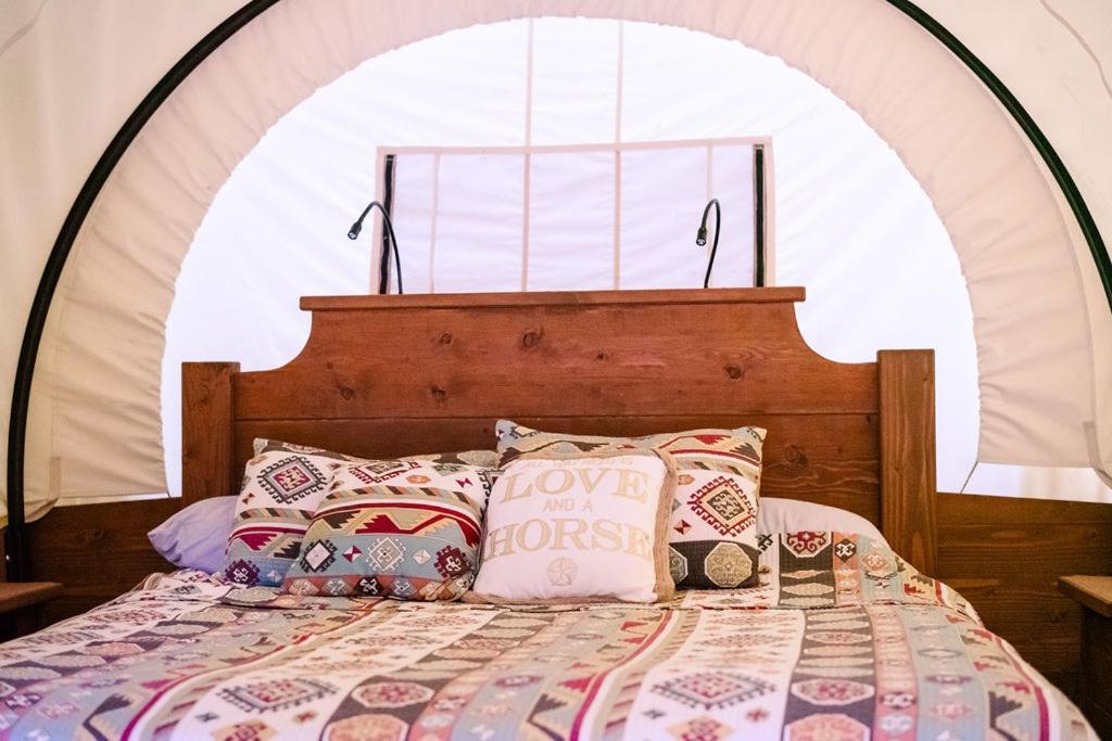 Cozy Wild West Covered Wagon Next To River Grants Pass Extérieur photo