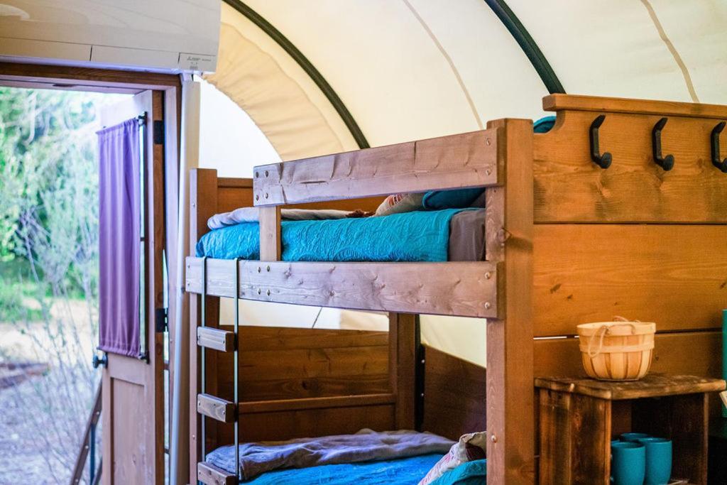 Cozy Wild West Covered Wagon Next To River Grants Pass Extérieur photo