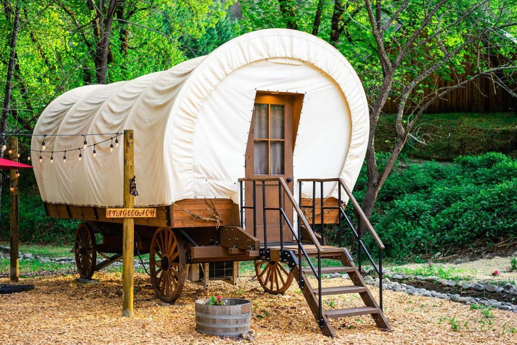 Cozy Wild West Covered Wagon Next To River Grants Pass Extérieur photo