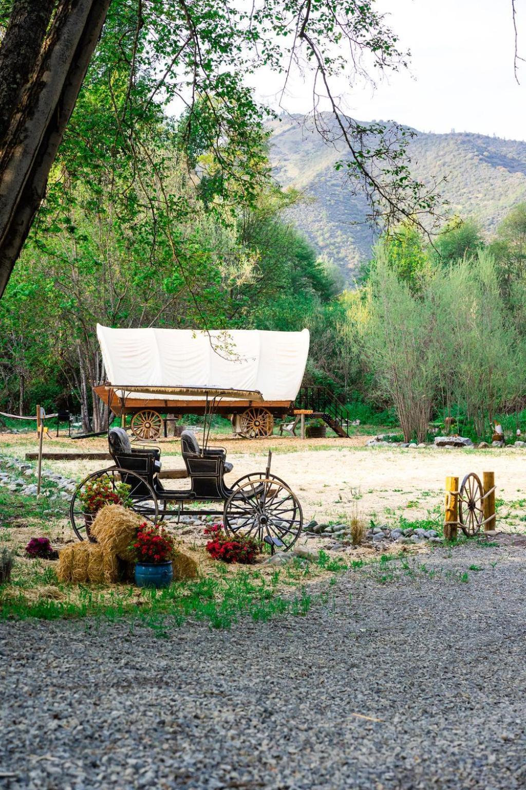 Cozy Wild West Covered Wagon Next To River Grants Pass Extérieur photo
