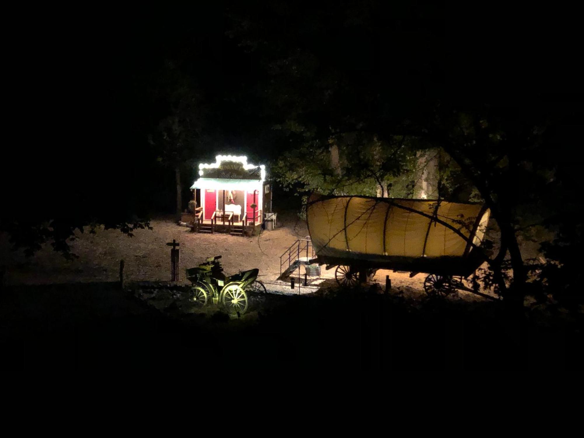 Cozy Wild West Covered Wagon Next To River Grants Pass Extérieur photo