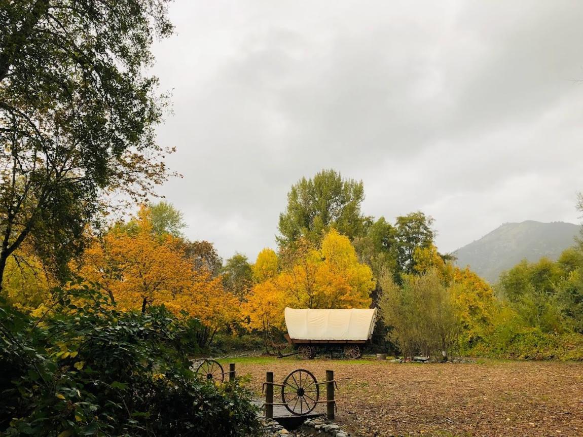 Cozy Wild West Covered Wagon Next To River Grants Pass Extérieur photo