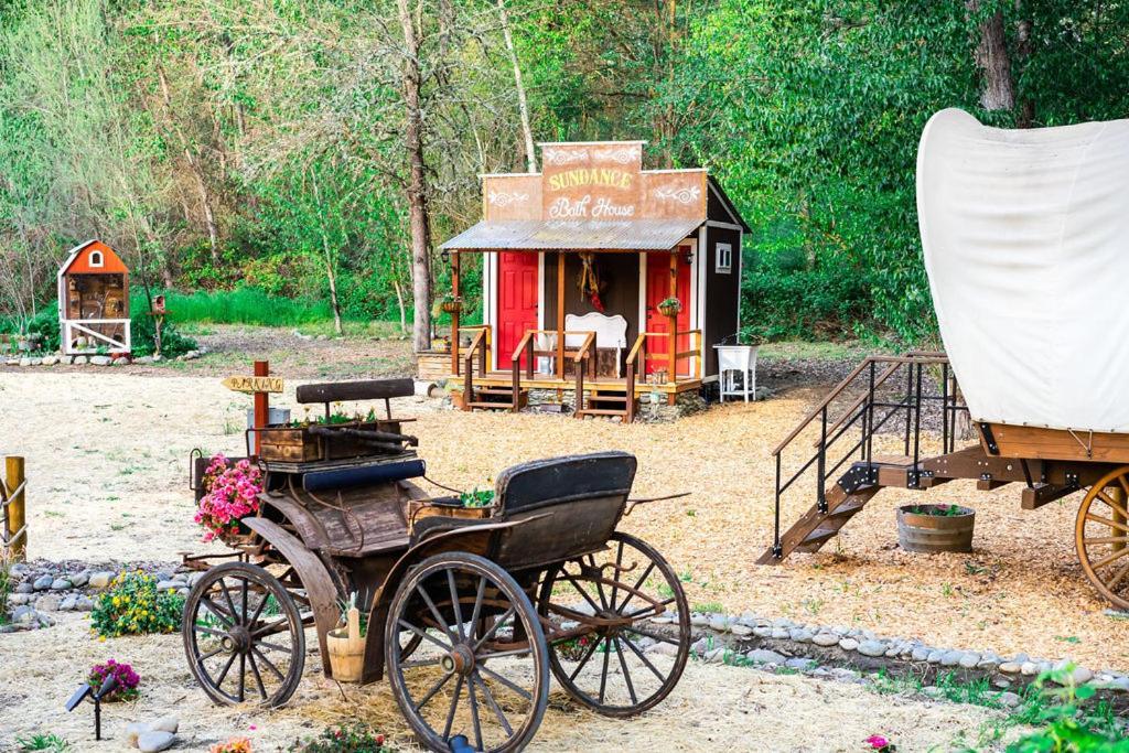 Cozy Wild West Covered Wagon Next To River Grants Pass Extérieur photo